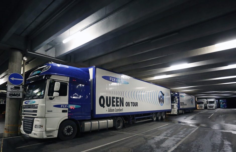 „Queen“ šturmuoja: 19-os sunkvežimių atgabenta koncerto technika jau Kaune