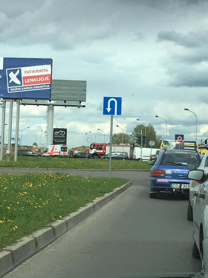 Judrioje Kauno sankryžoje susidūrė du automobiliai