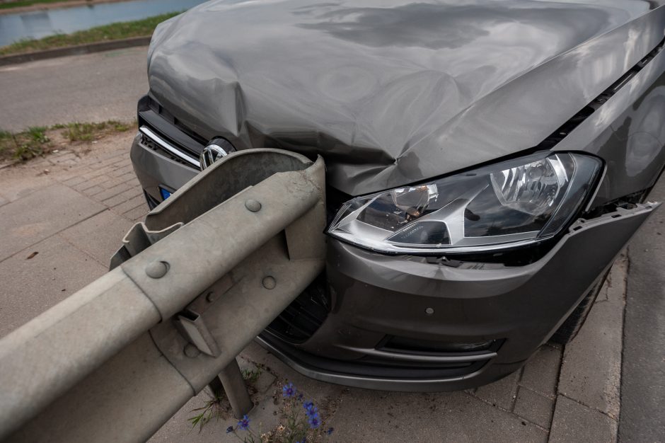 Trijų mašinų avarija Marvelėje: rėžtasi į kelio atitvarus