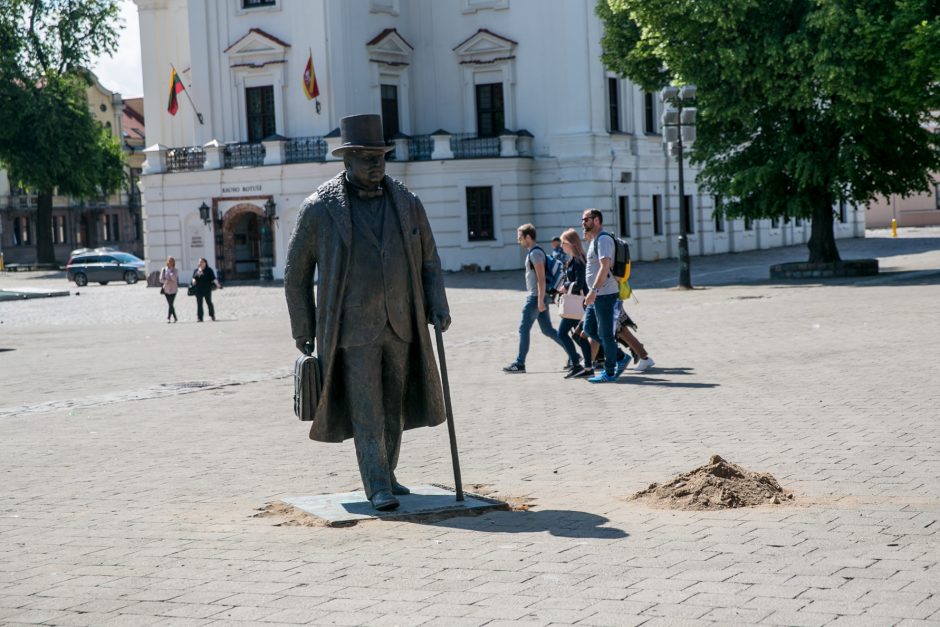 J. Vileišio paminklas perkeltas į Rotušės aikštę
