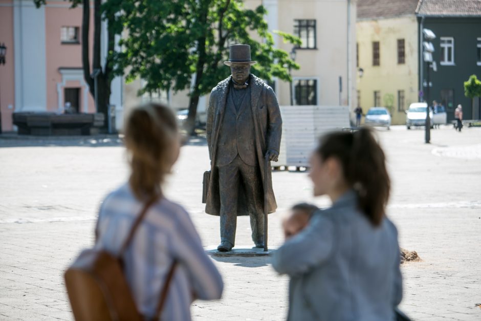 J. Vileišio paminklas perkeltas į Rotušės aikštę