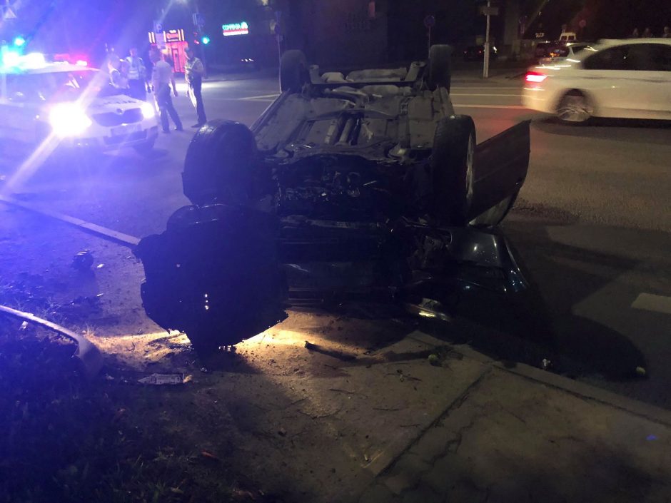 Naktį girto kauniečio „VW Golf“ rėžėsi į medį ir apvirto, yra nukentėjusiųjų
