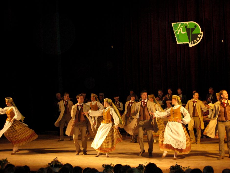 Tautinių šokių ansambliui „Rasa“ – pusšimtis metų