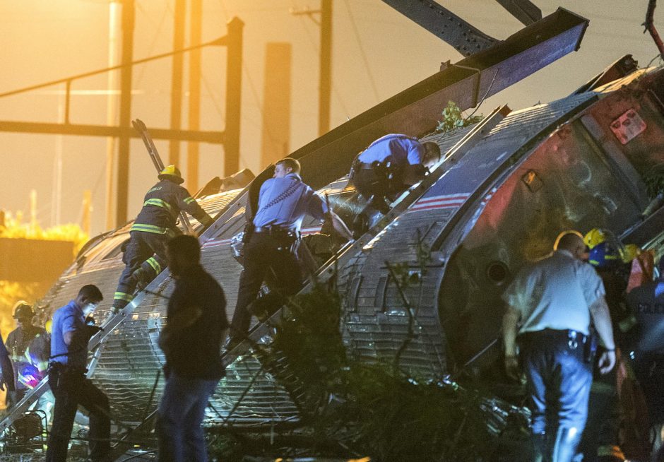 Traukinio katastrofa: mašinistas įjungė avarinius stabdžius prieš pat katastrofą