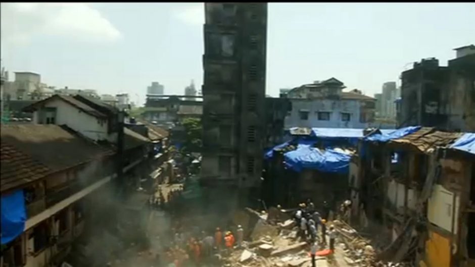 Indijoje sugriuvus pastatui žuvo mažiausiai septyni žmonės, dešimčių ieškoma