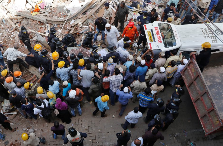 Mumbajuje namo griūties aukų padaugėjo iki 33 