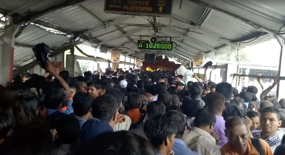 Spūsties ant geležinkelio tilto Mumbajuje aukų vis daugėja