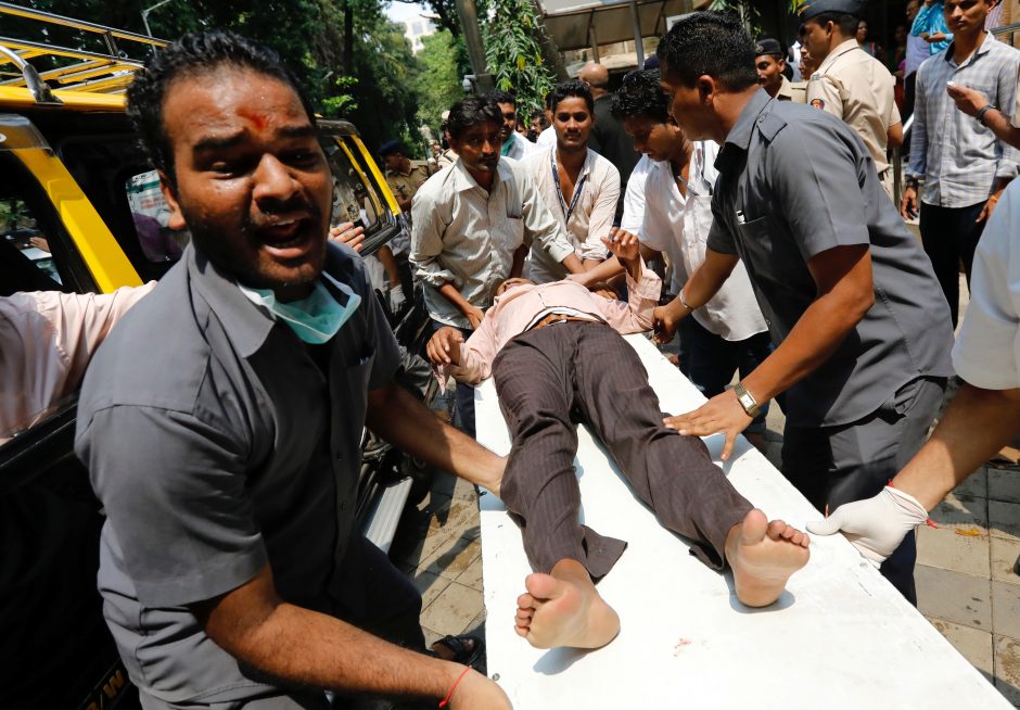 Spūsties ant geležinkelio tilto Mumbajuje aukų vis daugėja