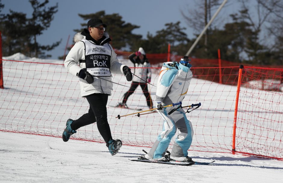 Netradicinės lenktynės: robotai susirungė slidinėjimo trasoje