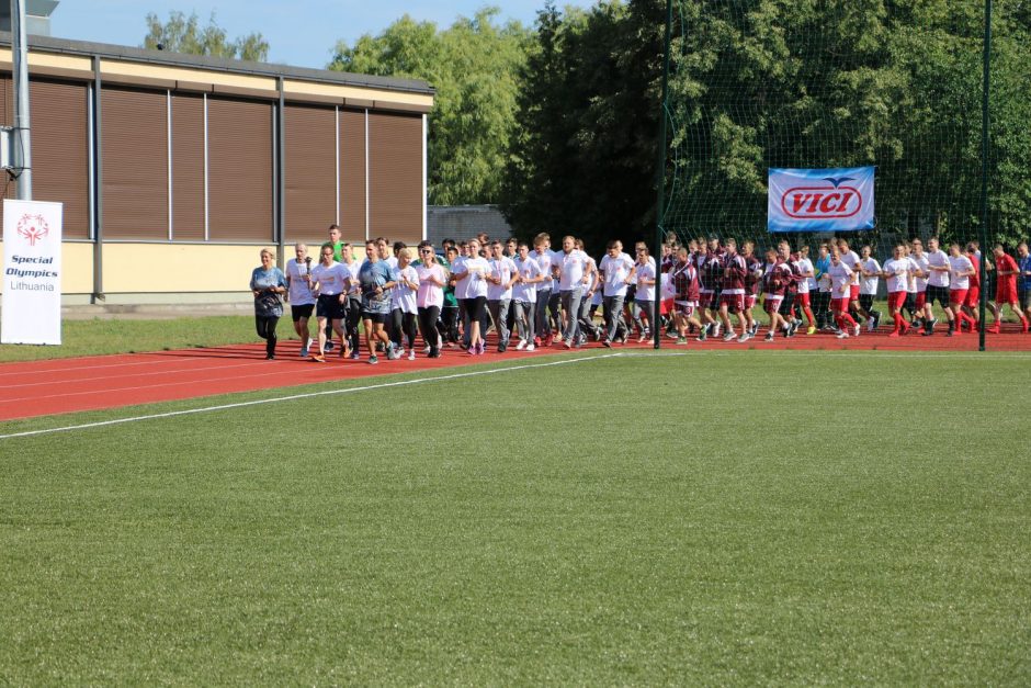 Tarptautinio jungtinio futbolo turnyro atidarymo ceremonijoje bėgo ir pareigūnai