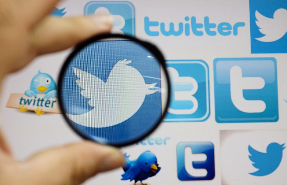 Rusija ketina toliau lėtinti „Twitter“ spartą, įspėja „Facebook“ ir „YouTube“