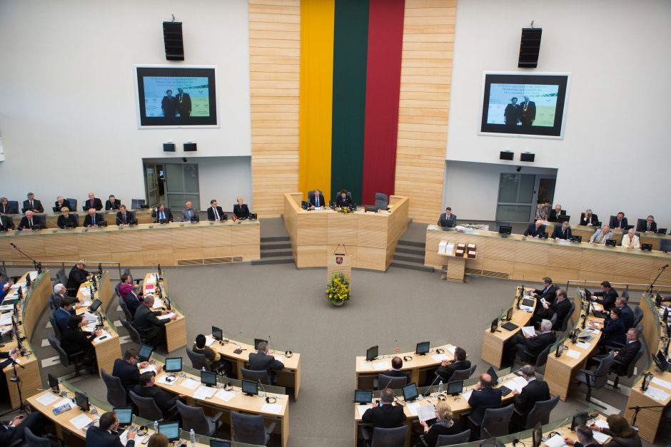 Opozicija inicijuoja neeilinę Seimo sesiją