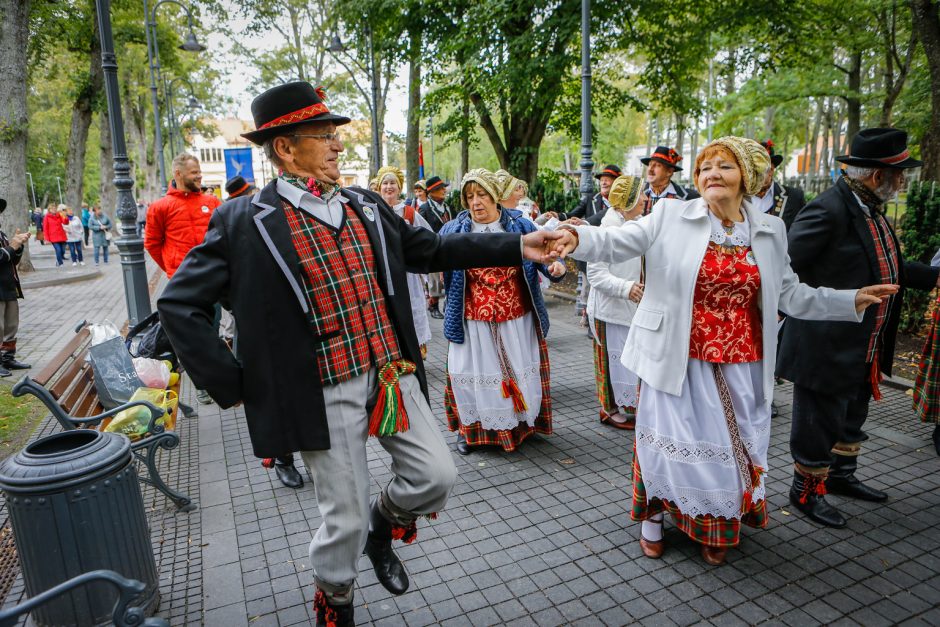 Palanga pražydo ir suskambo tarptautiniu folkloro festivaliu