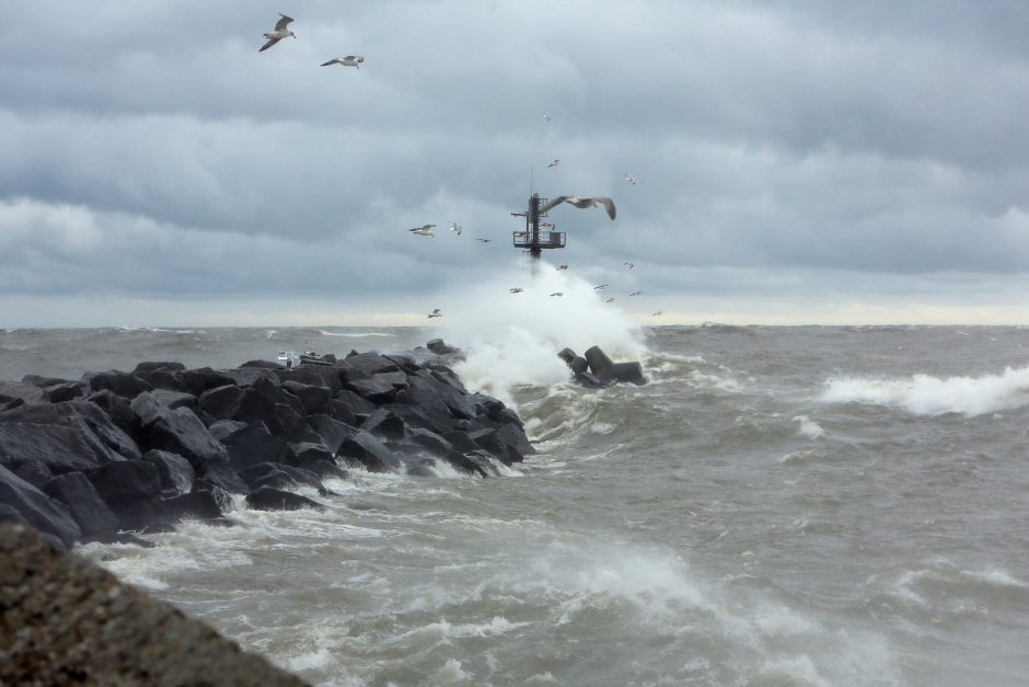 Štormas talžo pajūrį: sustabdyta laivyba, krovos darbai 
