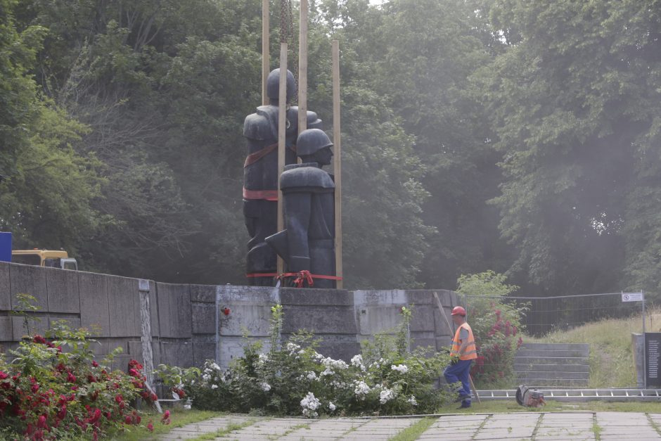 Klaipėdoje pradėti demontuoti sovietmečio paminklai
