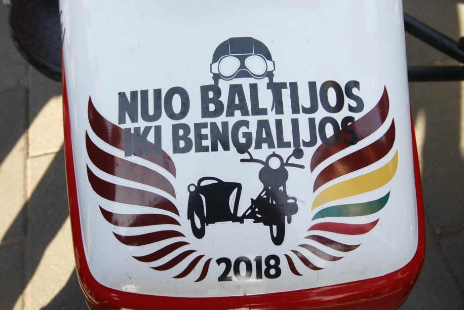 Į Bengaliją motociklininkai išvyko su duona ir lašiniais