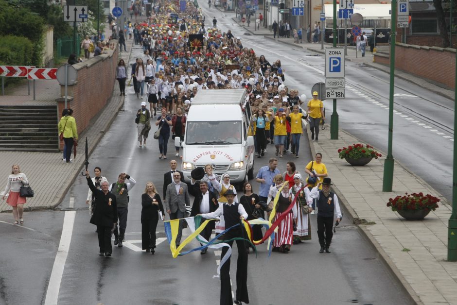 Chorų dalyvių eisena Klaipėdoje