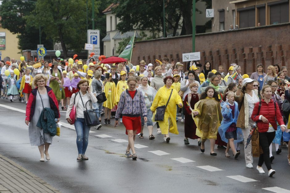 Chorų dalyvių eisena Klaipėdoje
