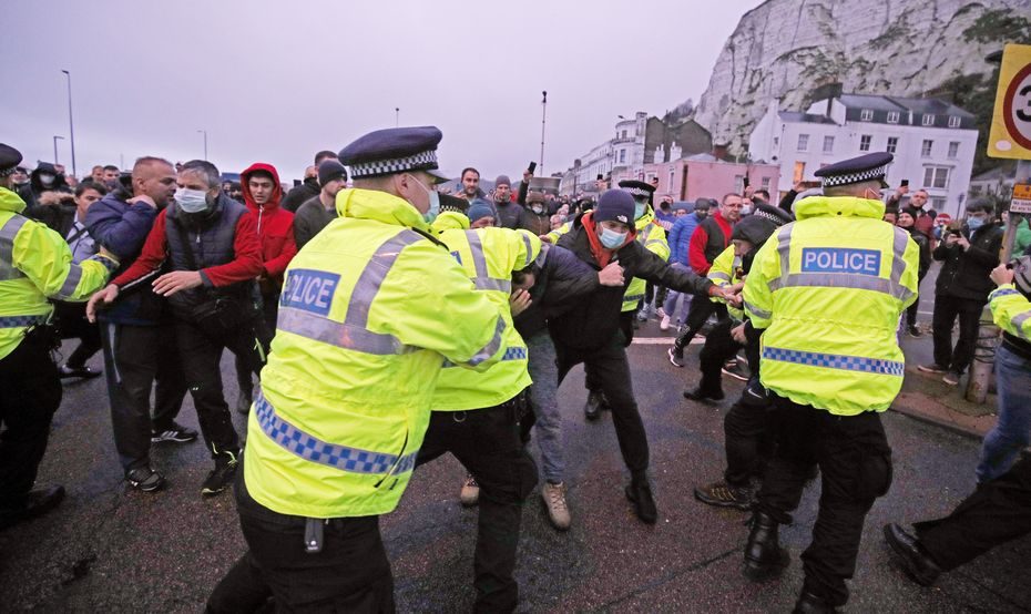 Anglijos uoste vilkikų vairuotojai susigrūmė su policija