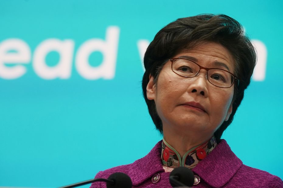 Demokratinės opozicijos parlamente nebebijanti Honkongo lyderė pažadėjo atkurti tvarką