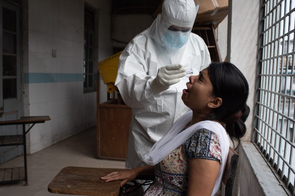 Indija skelbia gaminsianti greitus ir pigius popierinius koronaviruso testus