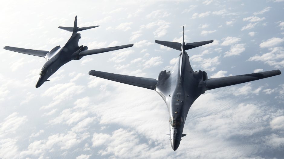 Iš Norvegijos pakilę JAV strateginiai bombonešiai dalyvauja pratybose virš Baltijos jūros
