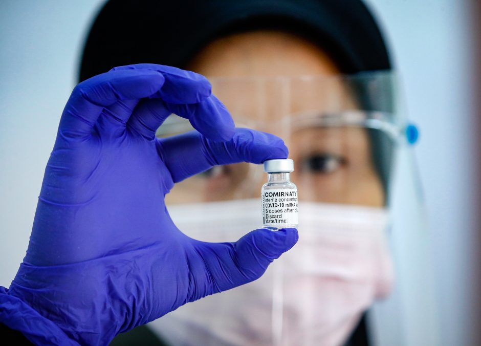 Japonijos medikai aiškinsis, ar „Pfizer“ vakcina paskiepytos moters mirtis susijusi su organizmo reakcija į preparatą