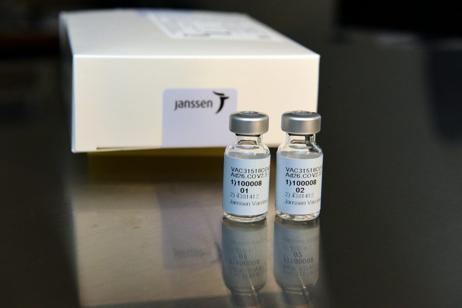 Žiniasklaida: EVA kovą gali patvirtinti „Johnson & Johnson“ vakciną nuo COVID-19