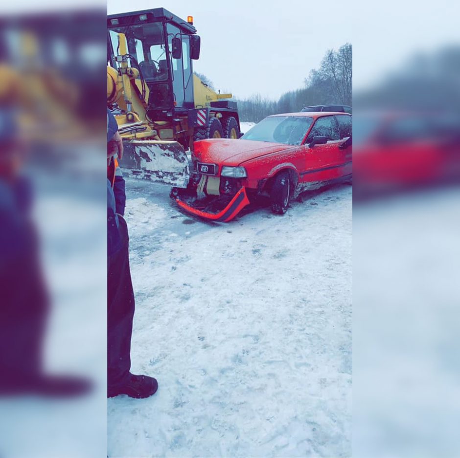 Avarija Alytuje: kelio nepasidalijo sniego valytuvas ir lengvasis automobilis
