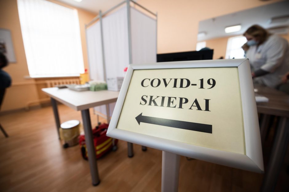 Metai su COVID-19 skiepais Lietuvoje: nuo besidriekiančių eilių iki išpiltų vakcinų