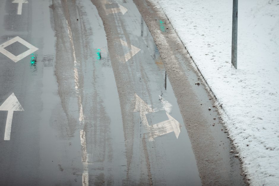 Kauną iš sniego vaduojantys kelininkai pasigenda vairuotojų sąmoningumo