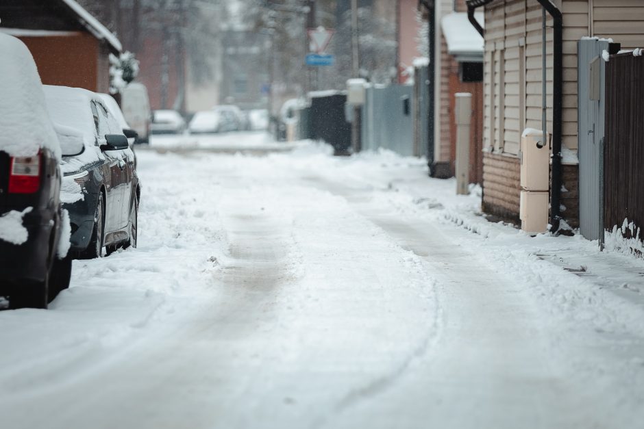 Sniegu pasidengusios Kauno gatvės