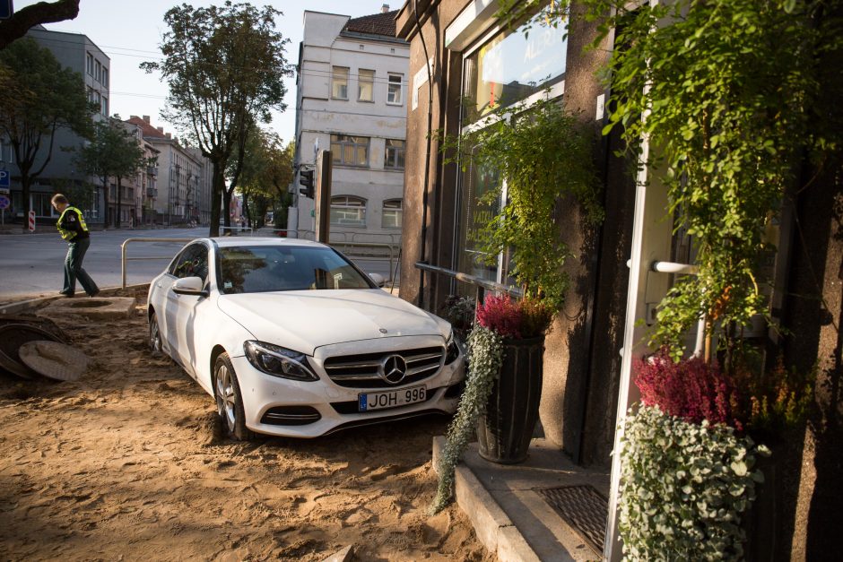 Prabangus „Mercedes“ kliudė pastato sieną