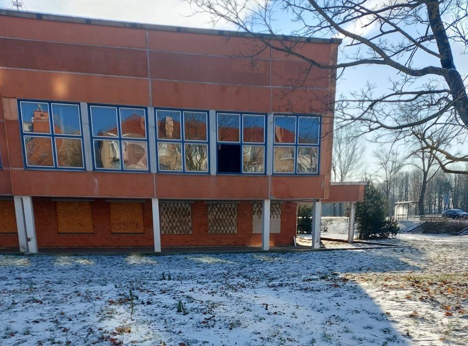 Buvusį Klaipėdos universiteto pastatą tebeniokoja paaugliai