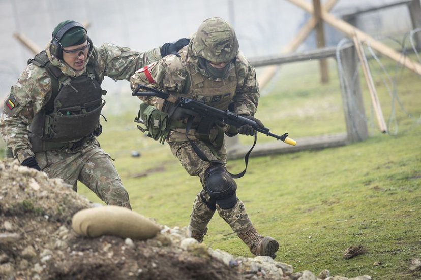 Lietuvos kariai išvyko į trečiąją tarptautinę Ukrainos karių mokymo misiją JK