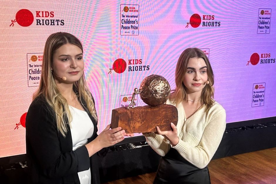 Ukrainietės paauglės laimėjo premiją už pabėgėliams skirtas programėles