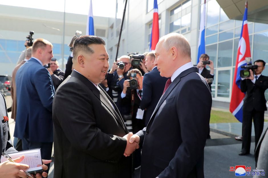 Kremlius: V. Putinas ir Kim Jong Unas vienas kitam padovanojo šautuvus