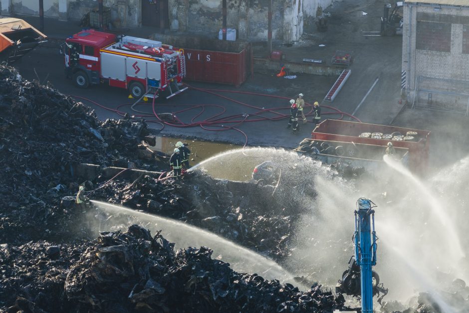 Užgesintas didelis gaisras Vilniaus automobilių sąvartyne