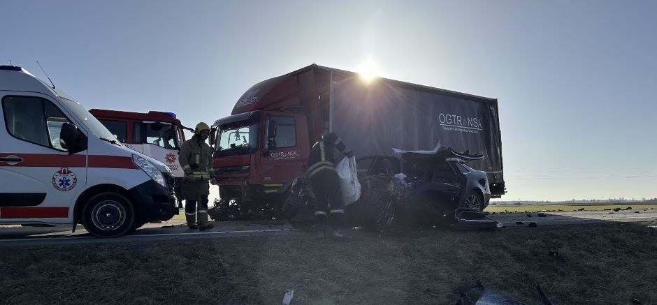 Panevėžio rajone – tragedija: susidūrus „Audi“ ir sunkvežimiui žuvo jauna moteris