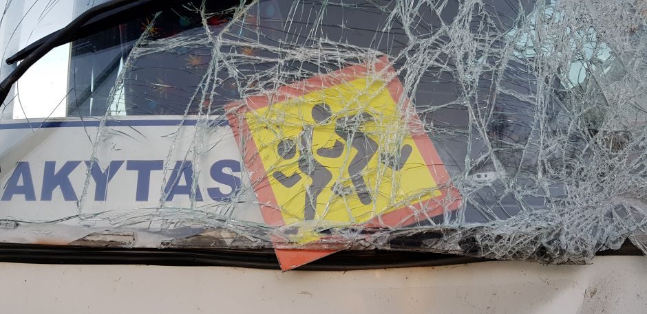 Molėtų rajone susidūrė vilkikas ir vaikus vežęs autobusas: sužeisti du mokytojai, keturi moksleiviai