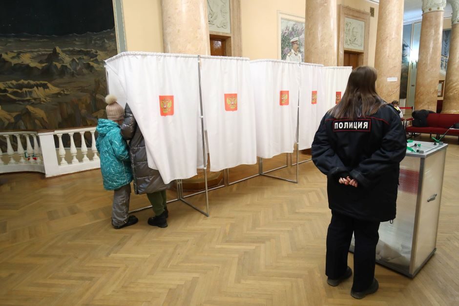 Rusijoje teismas moteriai skyrė kalėjimo bausmę: ant balsavimo biuletenio ji užrašė „karui ne“