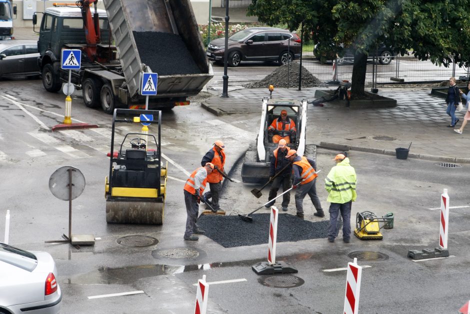 Klaipėdos gatvės primena kliūčių ruožą: po remonto žiro akmens skalda