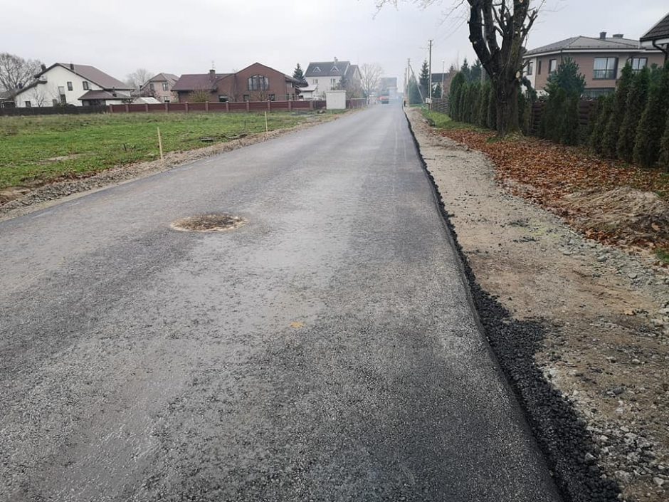 Klaipėdos rajone – asfaltavimo darbų įkarštis: baigė tiesti patyčių sulaukusią gatvę