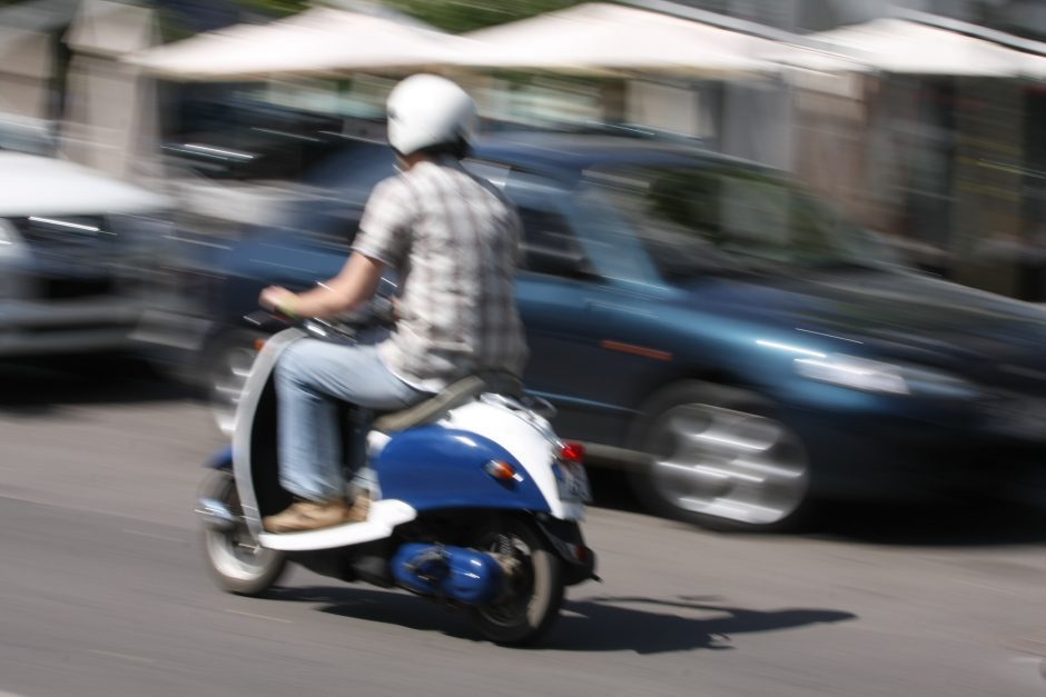 Atsitrenkęs į kelio bortelį, Panevėžyje žuvo mopedo vairuotojas