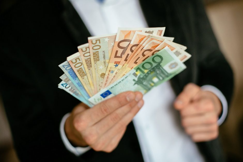 Bus teisiami 120 tūkst. eurų pasisavinę sukčiai: įtikinėdavo imti greituosius kreditus