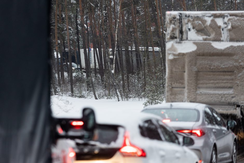 Blogos eismo sąlygos kiša koją: dalyje Vilniaus Kirtimų gatvės uždaromas eismas