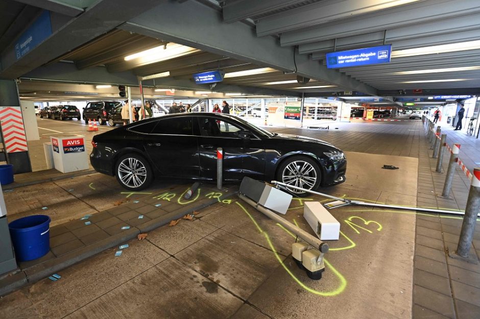 Vokietijoje vyras automobiliu rėžėsi į žmones oro uosto stovėjimo aikštelėje
