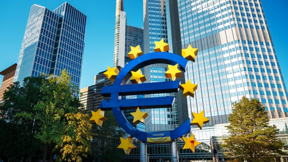 „Euractiv“: Bulgarijai politinė krizė gali kainuoti narystę euro zonoje