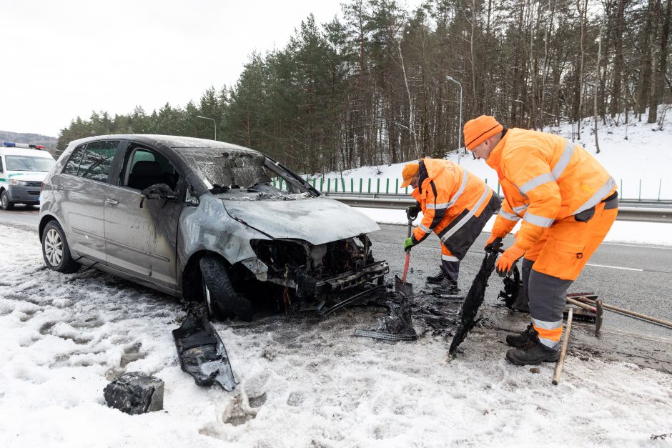 Vilniuje kelionės metu užsidegė automobilis