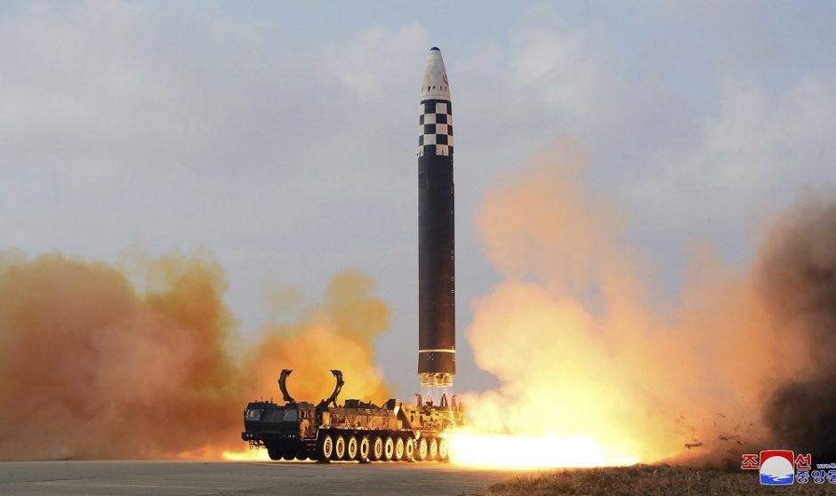 Šiaurės Korėjos lyderio sesuo įspėja JAV neperimti bandomų raketų